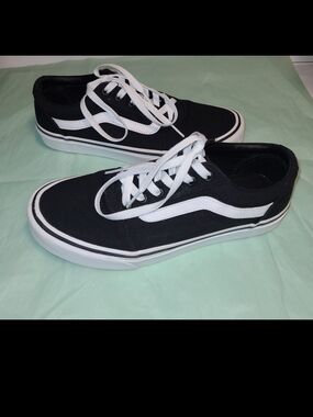 Womens 8.5 Vans Black and White Classic Low-Top Skate Sneakers